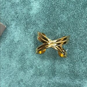 AVON Vintage 1989 Dramatic Kiss Criss Cross Cuff Bracelet.